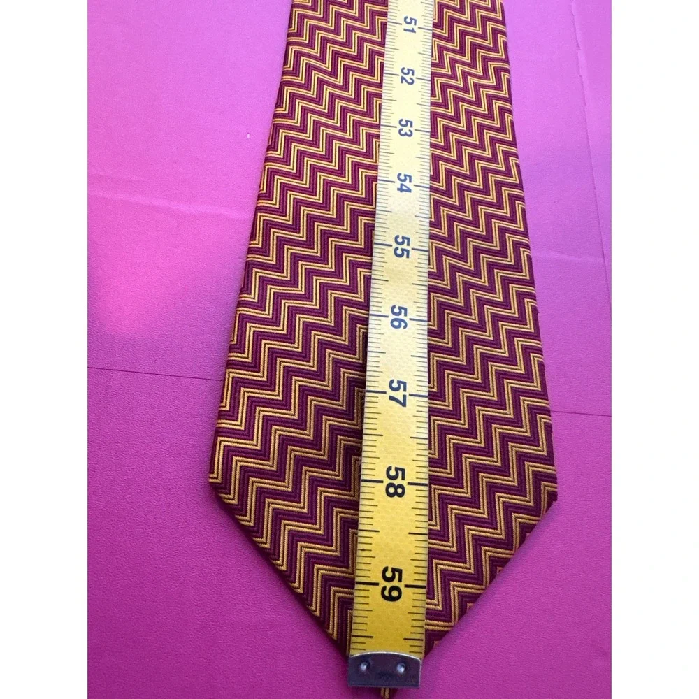 Lee Allison Mens 100 % Silk Tie‎ Burgundy Gold Purple Zigzag Retro Ivy League